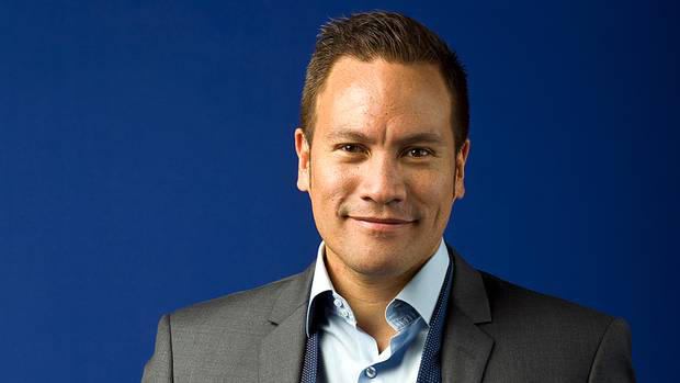 前有总理“带娃开会”,新西兰议长现在边主持边给孩子喂奶(图4)